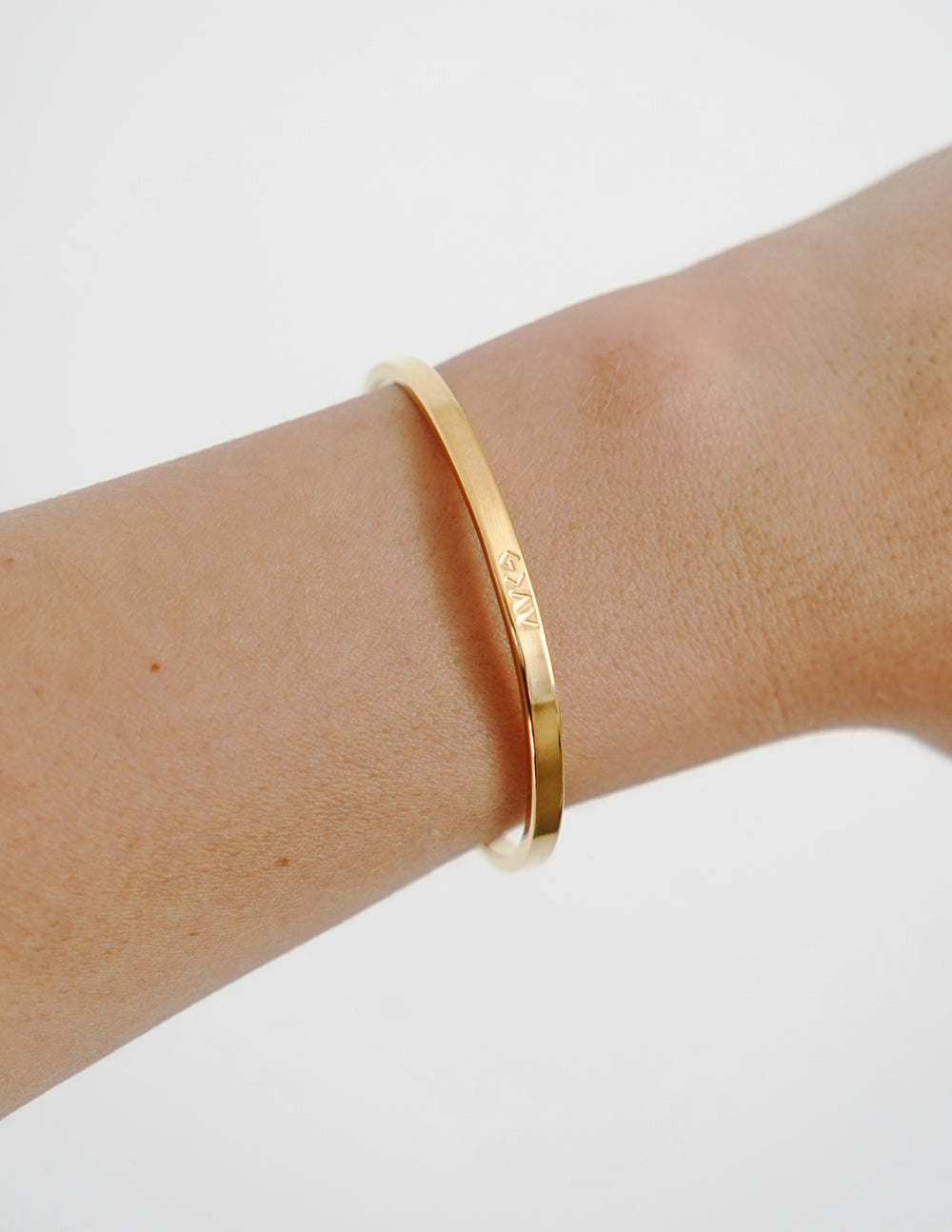 Gold-Highs-and-Lows-Cuff-Bracelet_02.jpg