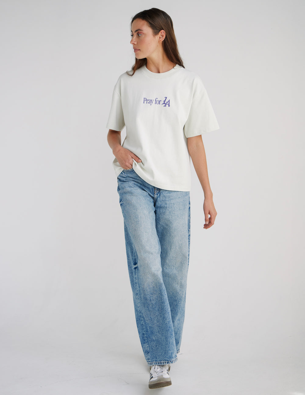 Pray-for-Los-Angeles-Heavyweight-Tee_05_5ae31439-bdb5-492d-a8eb-12d5b08cf66a.jpg